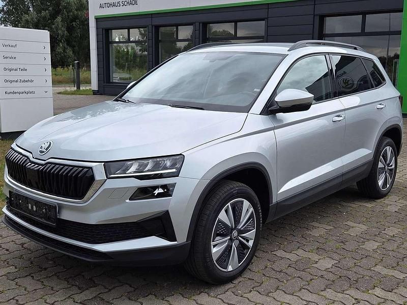 Brilliant silber metallic Gebraucht 2023 Skoda Karoq Selection SUV | 24.200 € (Superpreis) - Bild 1/4