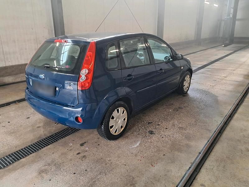 Gebraucht Ford Fiesta 69 PS (50 kW) 2008 Blau Kleinwagen