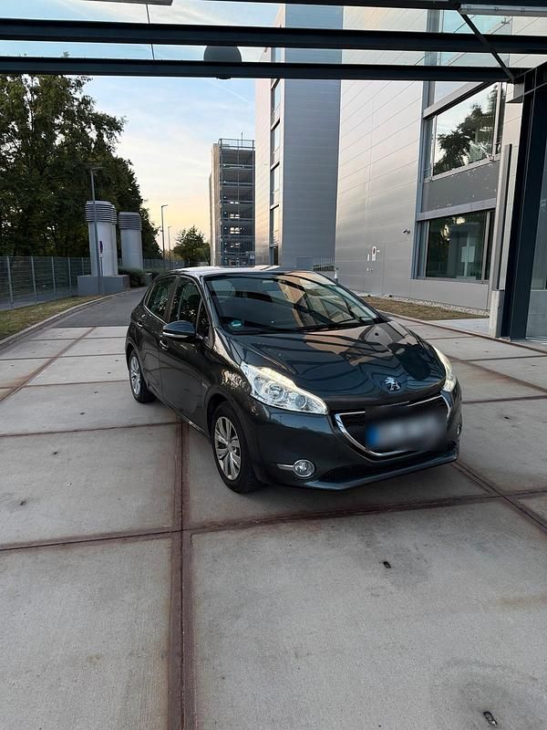 Grau Gebraucht 2012 Peugeot 208 Active Kleinwagen | 3.400 € (Fairer Preis) - Bild 1/4
