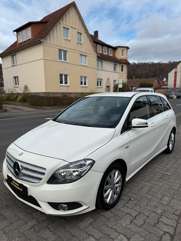 Gebraucht Mercedes B180 109 PS (80 kW) 2012 Weiß Van / Kleinbus
