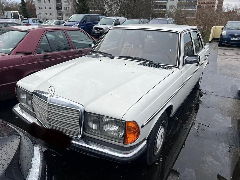 Weiß Gebraucht 1980 Mercedes E280 Limousine | 8.650 € - Bild 1/4