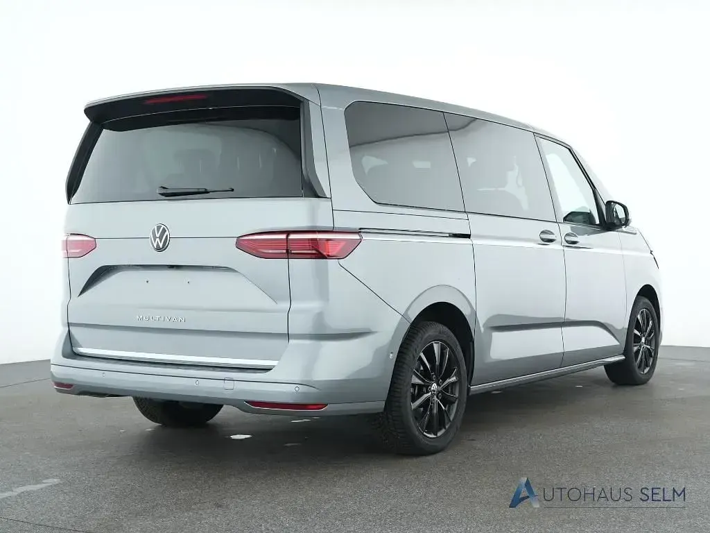 Gebraucht VW Multivan Style 150 PS (110 kW) 2025 Silber Van / Kleinbus