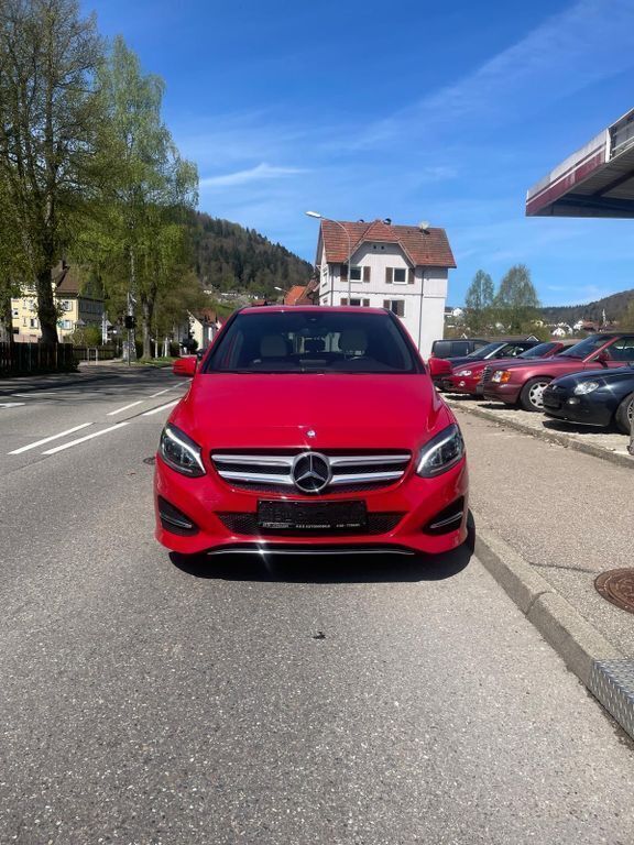 Rot Gebraucht 2015 Mercedes B220 Van / Kleinbus | 13.900 € (Guter Preis) - Bild 1/4