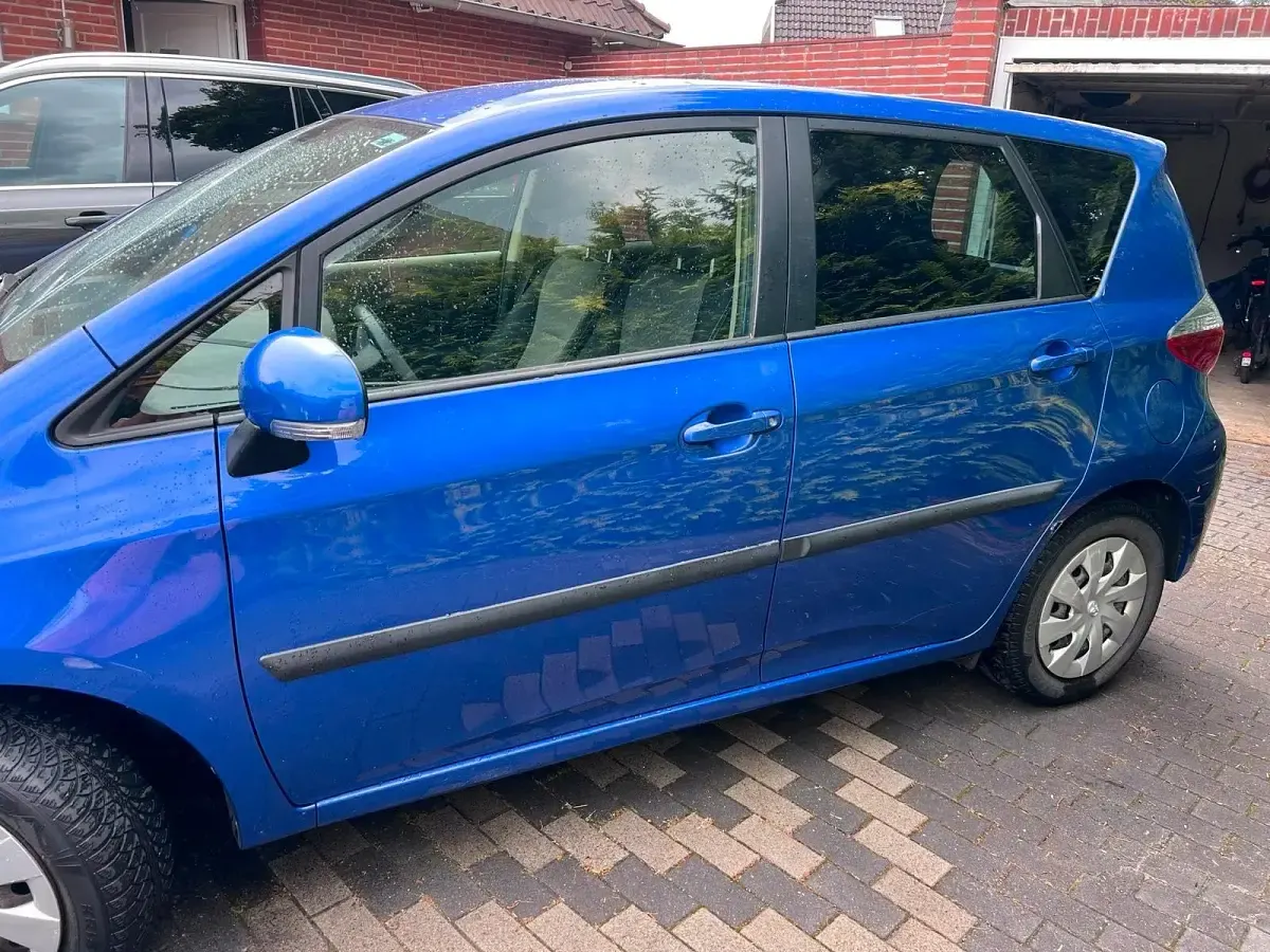 Gebraucht Toyota Verso-S 99 PS (72 kW) 2013 Blau Van / Kleinbus