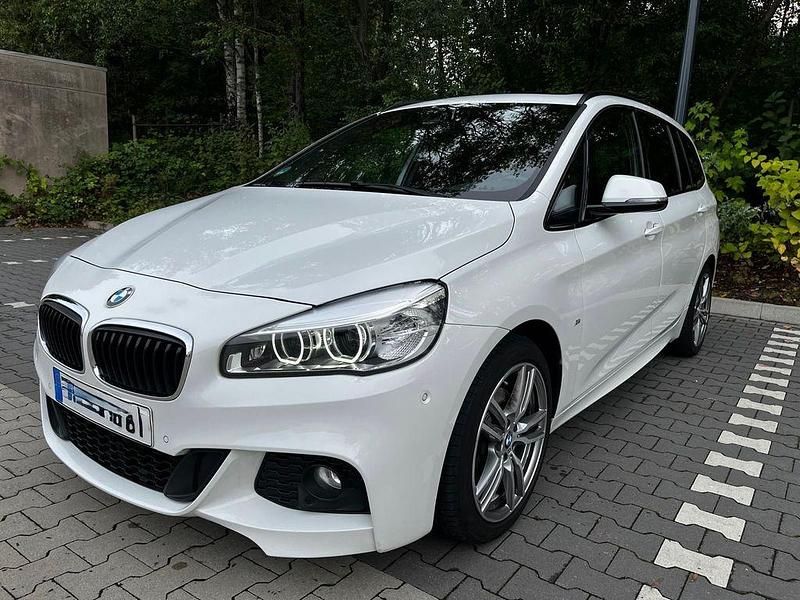 Weiß Gebraucht 2017 BMW 218 Gran Tourer M Sport Van / Kleinbus | 16.900 € (Fairer Preis) - Bild 1/4