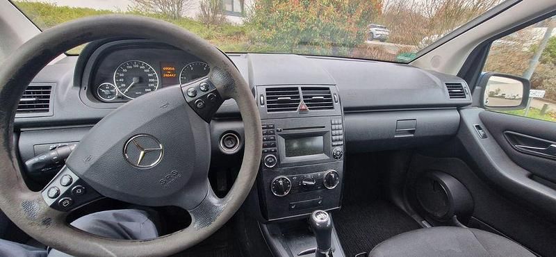 Gebraucht Mercedes A180 109 PS (80 kW) 2011 Blau Van / Kleinbus