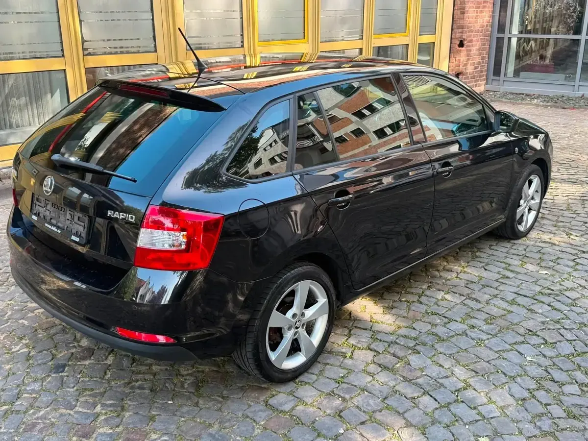 Używany Skoda Rapid 85 KM (62 kW) 2014 Czarny Hatchback
