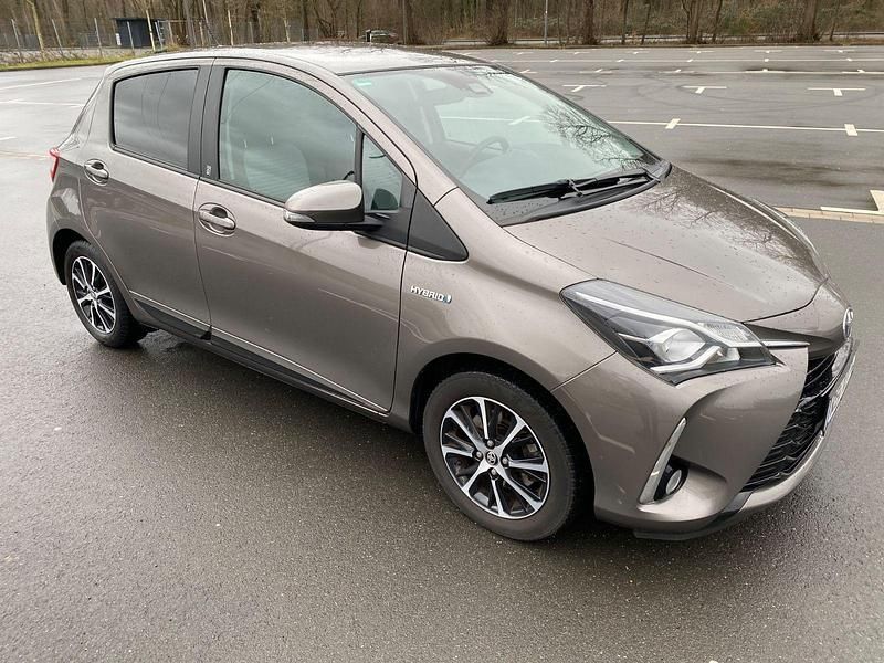 Gebraucht Toyota Yaris Hybrid Team 101 PS (74 kW) 2018 Braun Kleinwagen