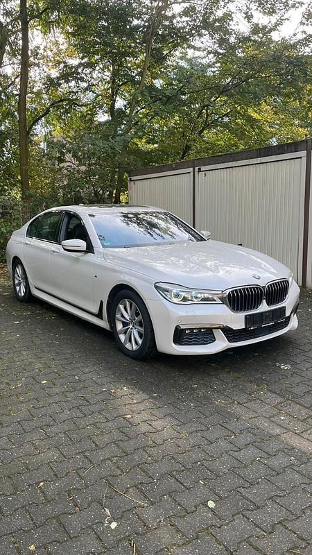 Weiß Gebraucht 2016 BMW 730 M Sport Limousine | 29.900 € (Teuer) - Bild 1/4