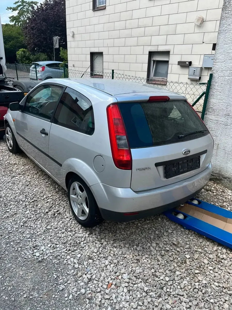 Second-hand Ford Fiesta 80 CP (58 kW) 2004 Argintiu Hatchback