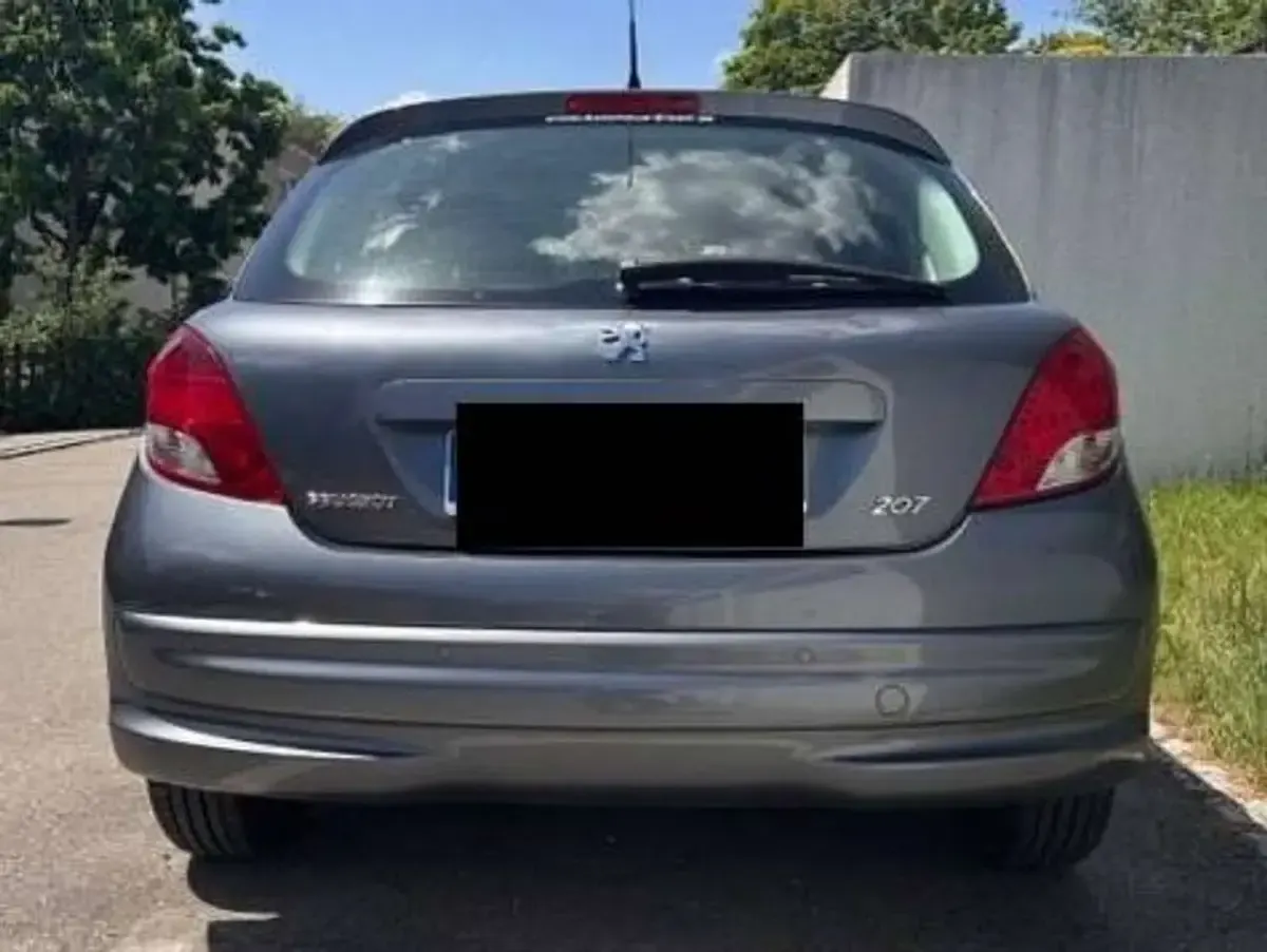 Gebraucht Peugeot 207 Tendance 92 PS (67 kW) 2011 Grau Limousine