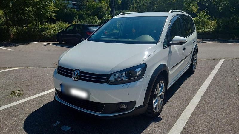 Weiß Gebraucht 2015 VW Touran Cross Van / Kleinbus | 12.000 € (Fairer Preis) - Bild 1/4