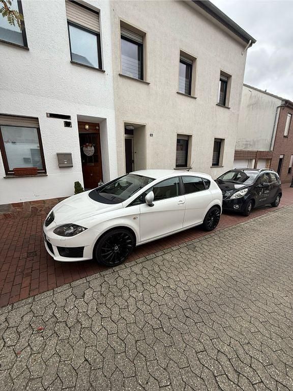 Weiß Gebraucht 2012 Seat Leon FR Limousine | 8.000 € (Fairer Preis) - Bild 1/4