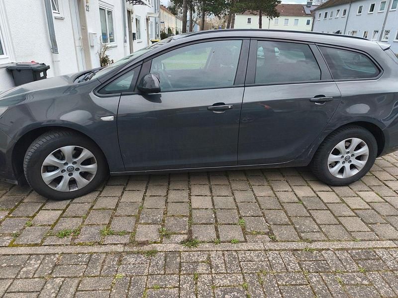 Gebraucht Opel Astra Edition 136 PS (100 kW) 2014 Grau Kombi