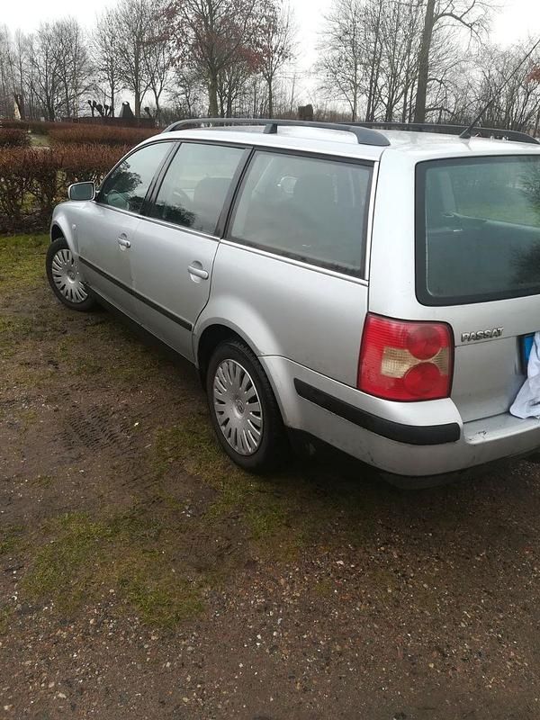 Silber Gebraucht 2001 VW Passat Comfortline Kombi | 500 € (Superpreis) - Bild 1/4