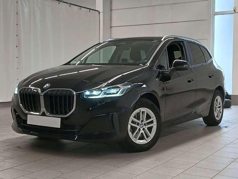 Schwarz ii/bonnet fluid black Gebraucht 2024 BMW 218 Van / Kleinbus | 24.999 € (Guter Preis) - Bild 1/4