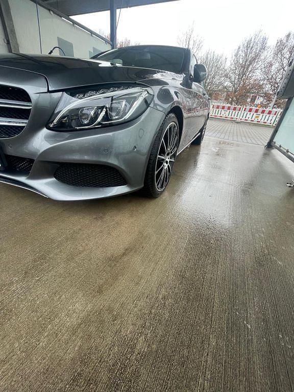 Grau Gebraucht 2017 Mercedes C250 AMG line Limousine | 20.300 € (Guter Preis) - Bild 1/4