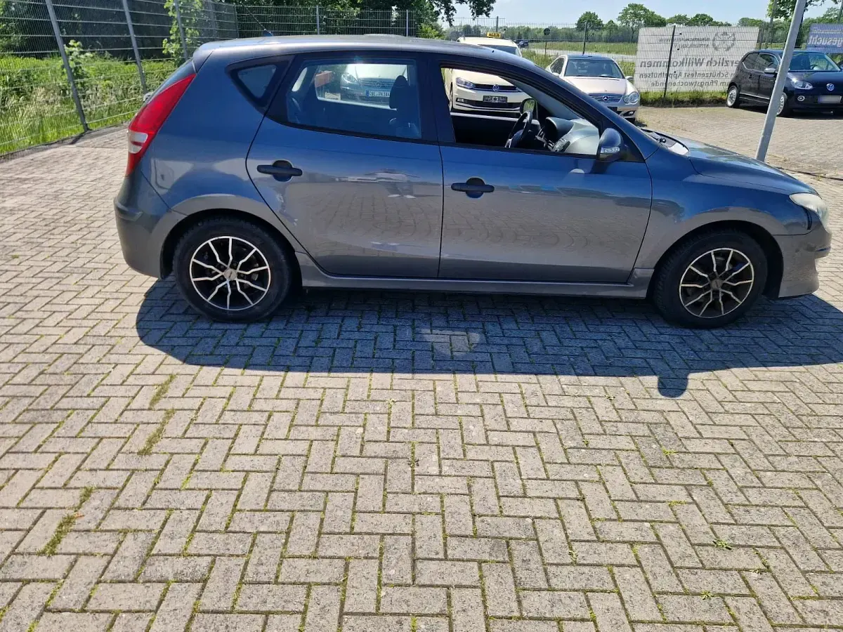 Gebraucht Hyundai i30 90 PS (66 kW) 2011 Grau Limousine