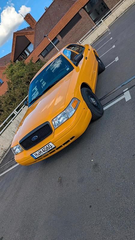 Gelb Gebraucht 2004 Ford Crown Victoria Limousine | 24.500 € - Bild 1/4