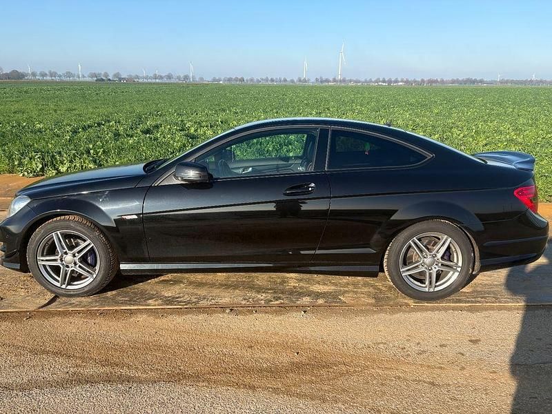 Schwarz Gebraucht 2011 Mercedes C250 AMG line Coupé | 13.400 € (Fairer Preis) - Bild 1/4