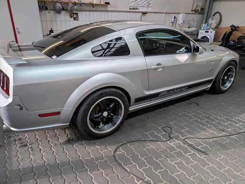Gebraucht Ford Mustang GT 305 PS (224 kW) 2008 Silber Coupé
