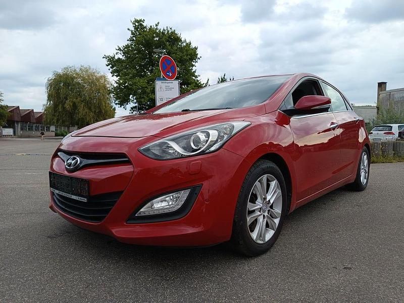 Cool red Gebraucht 2013 Hyundai i30 Style Limousine | 5.999 € (Teuer) - Bild 1/4