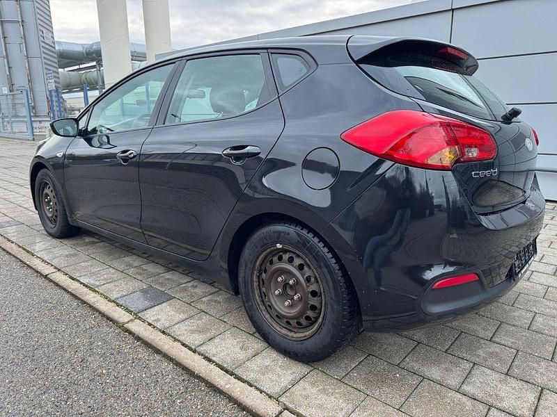 Gebraucht Kia Ceed Attract 99 PS (72 kW) 2014 Schwarz Kleinwagen