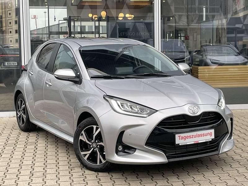 Neu Toyota Yaris Hybrid 116 PS (85 kW) 2025 Shimmering silber metallic Kleinwagen