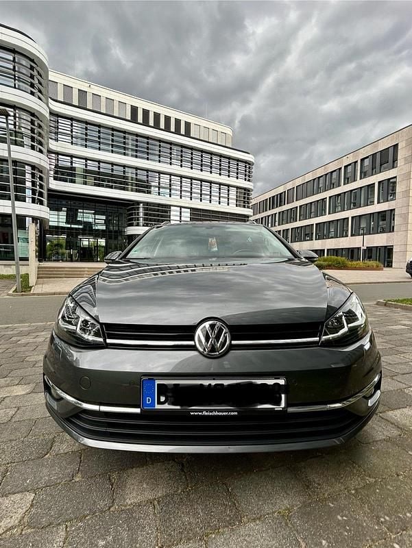 Grau Gebraucht 2020 VW Golf VII Highline Kombi | 13.400 € (Superpreis) - Bild 1/4