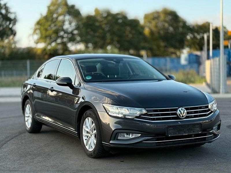 Grau Gebraucht 2020 VW Passat Business Limousine | 18.500 € (Superpreis) - Bild 1/4