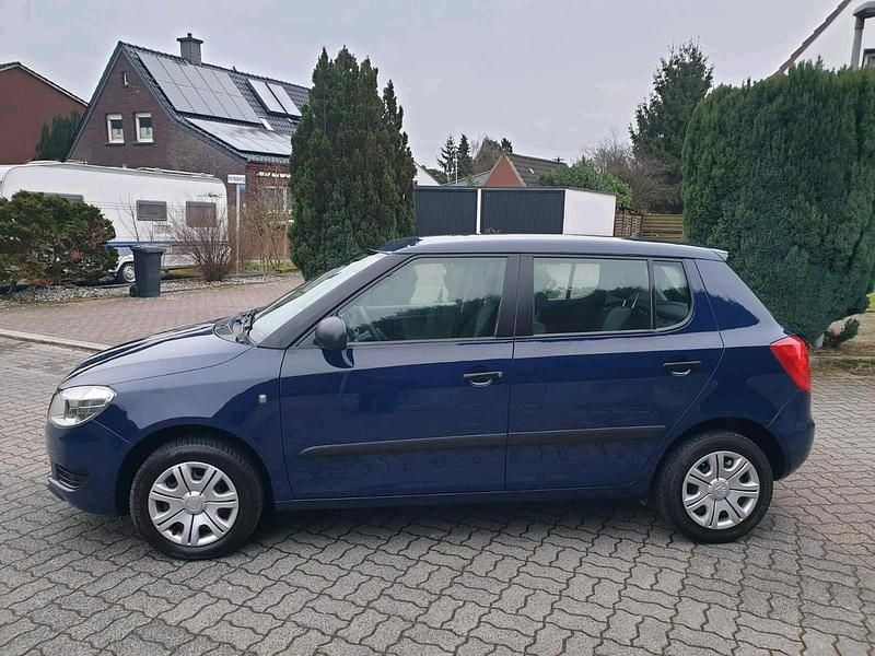 Gebraucht Skoda Fabia 60 PS (44 kW) 2013 Blau Limousine