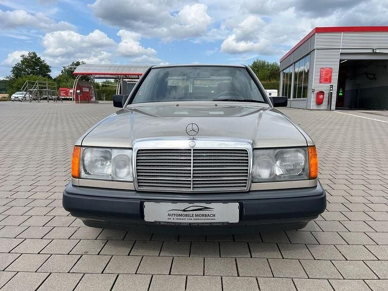 Gebraucht Mercedes E230 132 PS (97 kW) 1989 Gold Limousine