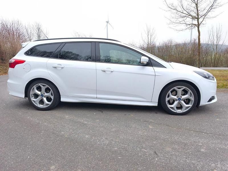 Gebraucht Ford Focus ST 250 PS (183 kW) 2014 Weiß Limousine