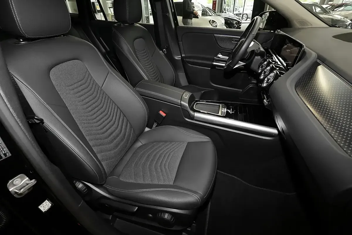 Gebraucht Mercedes GLA180 Progressive 136 PS (100 kW) 2025 Metalliclack kosmosschwarz SUV