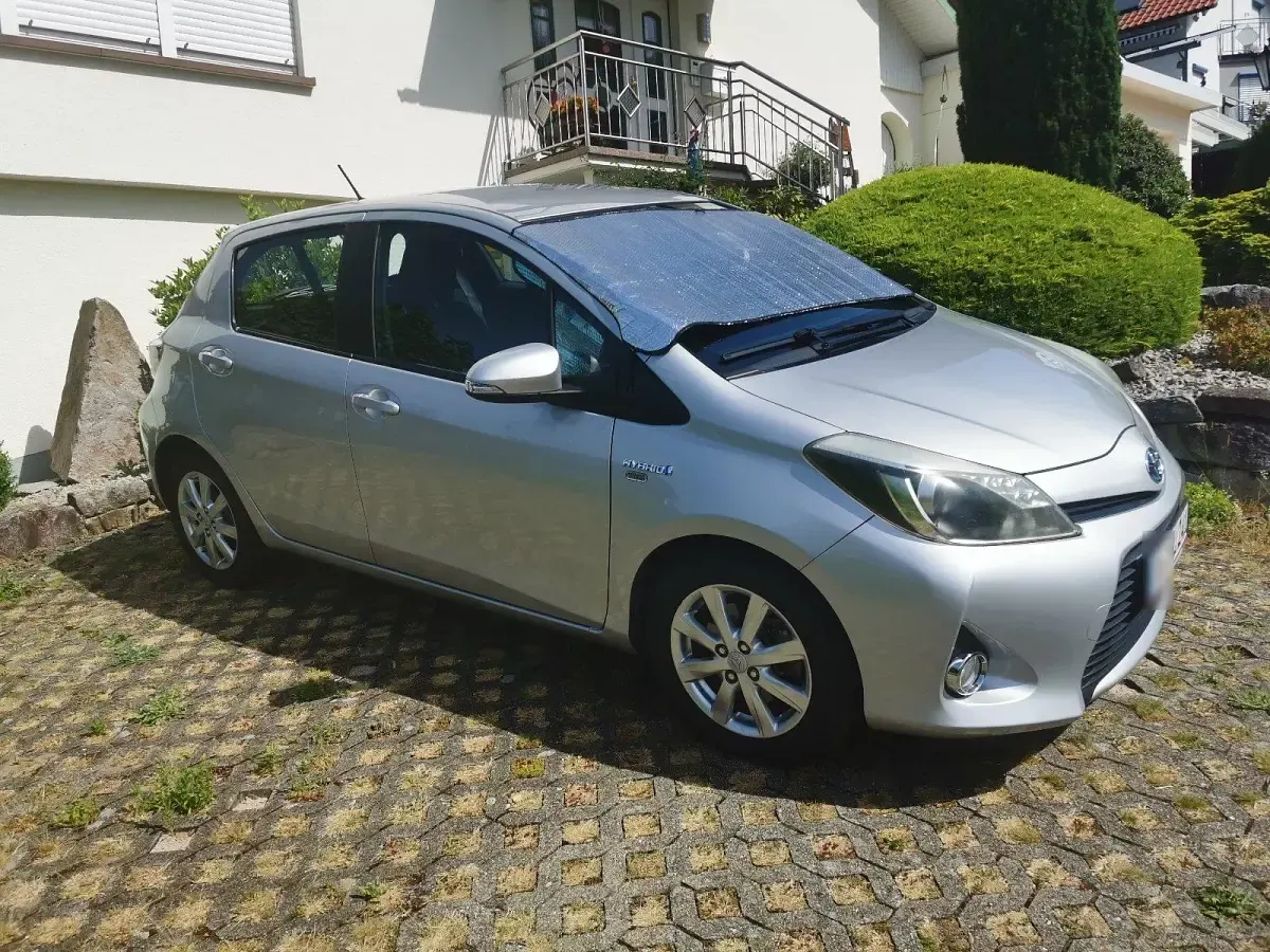 Gebraucht Toyota Yaris Hybrid 75 PS (55 kW) 2012 Silber Kleinwagen