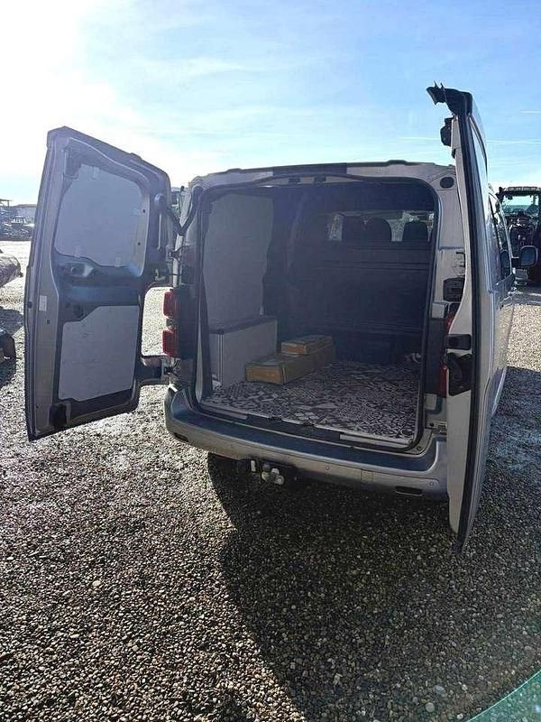Używany Citroën Jumpy SELECTION 163 KM (119 kW) 2023 Srebrny Minivan