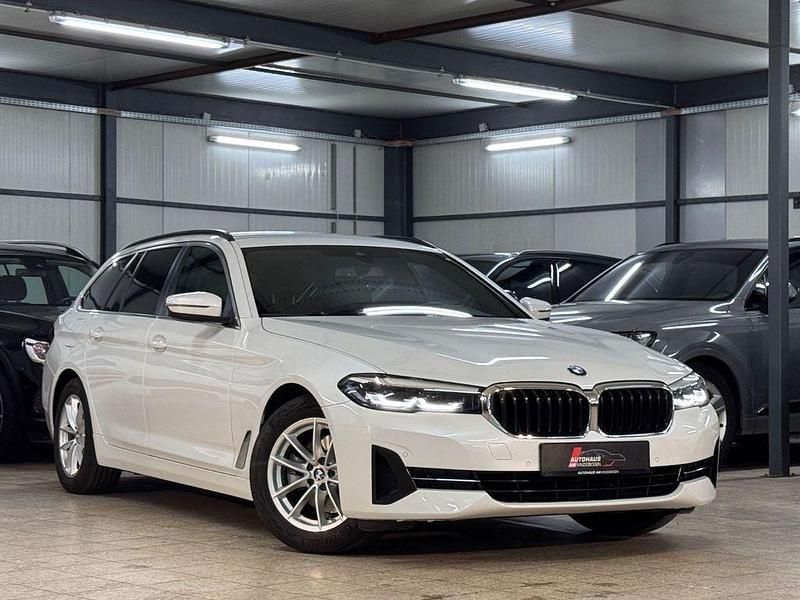 Mineralweiss Gebraucht 2023 BMW 520 Kombi | 35.890 € (Guter Preis) - Bild 1/4