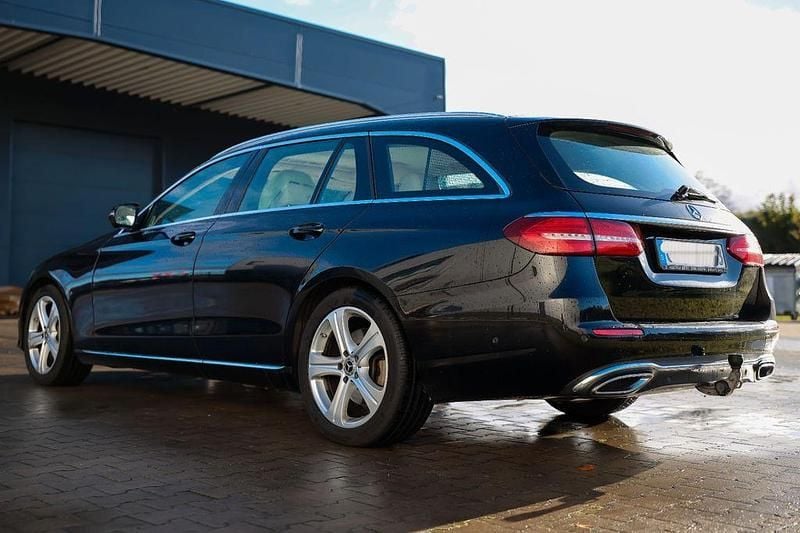 Schwarz Gebraucht 2017 Mercedes E350 Kombi | 21.800 € (Fairer Preis) - Bild 1/4