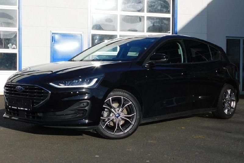 Schwarz Gebraucht 2023 Ford Focus Titanium Limousine | 19.990 € (Fairer Preis) - Bild 1/4