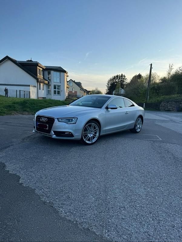 Silber Gebraucht 2012 Audi A5 Design Coupé | 11.490 € (Guter Preis) - Bild 1/4