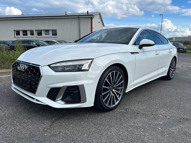 Weiß Gebraucht 2022 Audi A5 Sportback S-Line Limousine | 26.950 € (Superpreis) - Bild 1/4