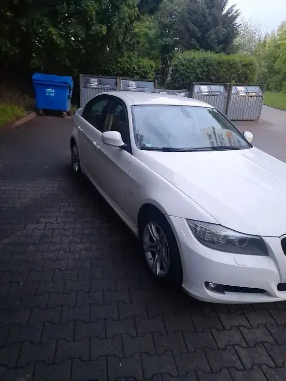 Gebraucht BMW 318 Exclusive 143 PS (105 kW) 2011 Weiß Limousine