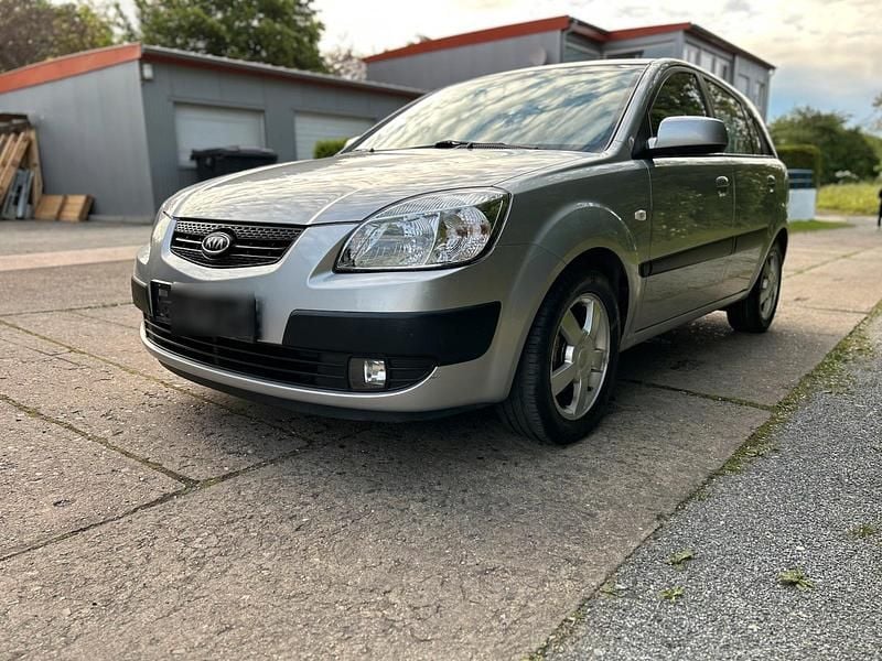 Silber Gebraucht 2007 Kia Rio 2 Limousine | 3.000 € (Fairer Preis) - Bild 1/4