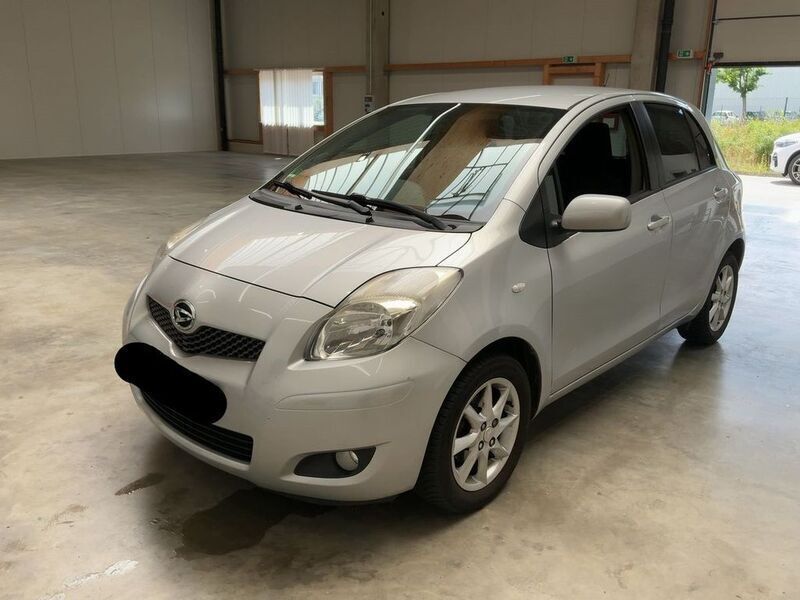 Silber Gebraucht 2011 Daihatsu Charade Kleinwagen | 5.590 € - Bild 1/4