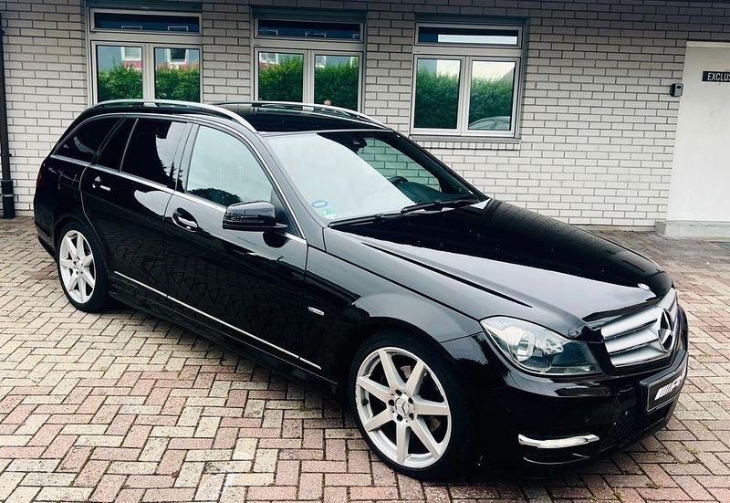 Schwarz Gebraucht 2012 Mercedes C250 Avantgarde Limousine | 7.300 € (Superpreis) - Bild 1/4