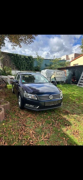 Blau Gebraucht 2011 VW Passat Exclusive Limousine | 7.200 € (Fairer Preis) - Bild 1/4
