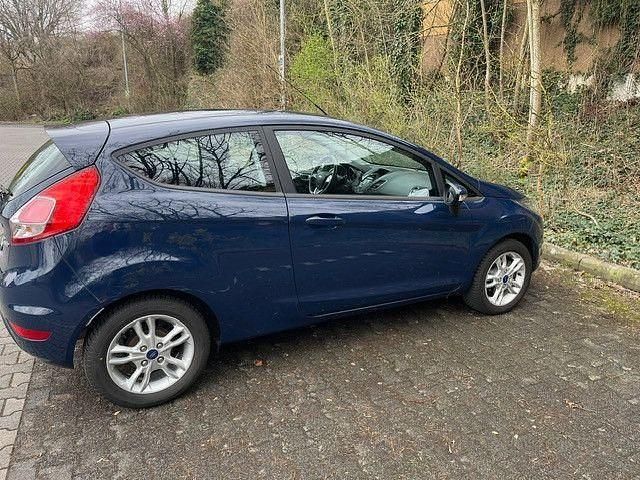 Gebraucht Ford Fiesta Celebration 101 PS (74 kW) 2016 Blau Kleinwagen