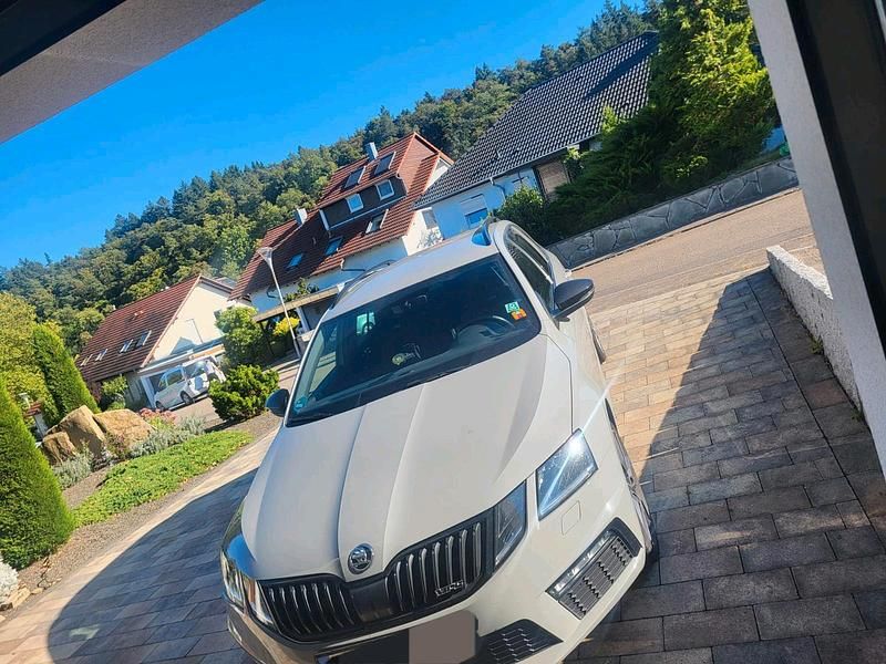 Grau Gebraucht 2018 Skoda Octavia RS Kombi | 15.500 € (Fairer Preis) - Bild 1/4