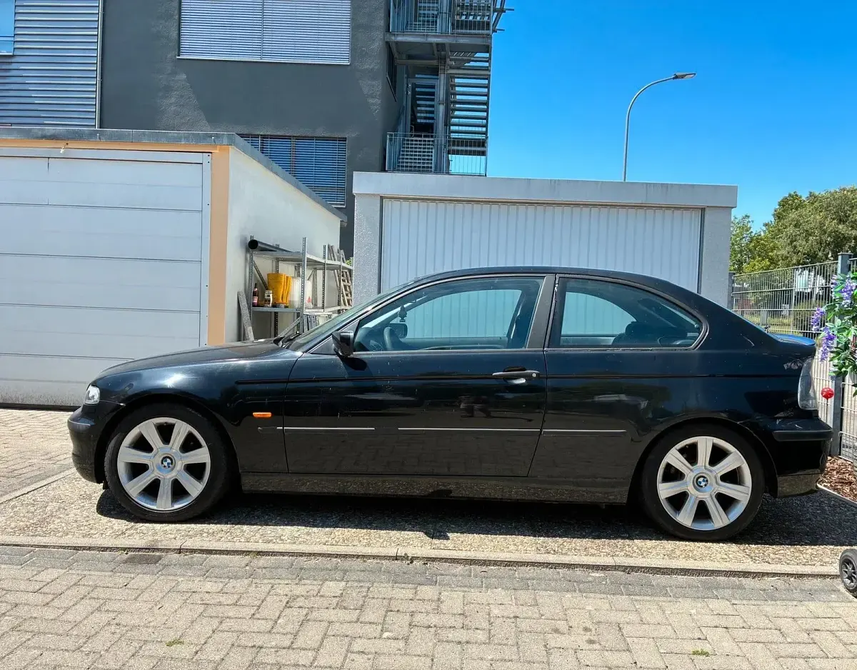 Gebraucht BMW 316 85 PS (62 kW) 2002 Schwarz Kleinwagen