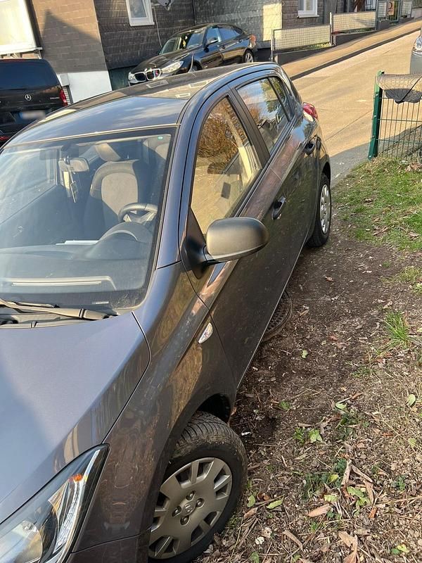 Gebraucht Hyundai i20 86 PS (63 kW) 2015 Silber Limousine